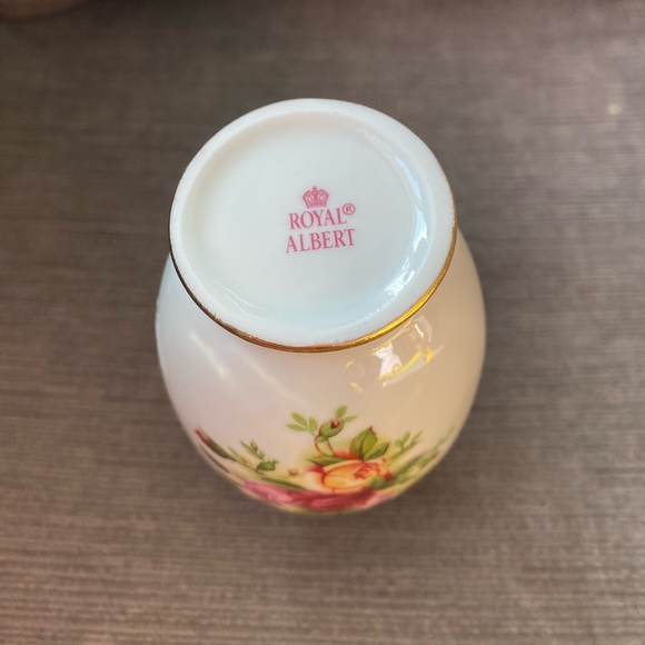 Vintage Royal Albert Mini Porcelain Bud Vase with Pink Roses and Gold Gilt Trim - Picture 6 of 10